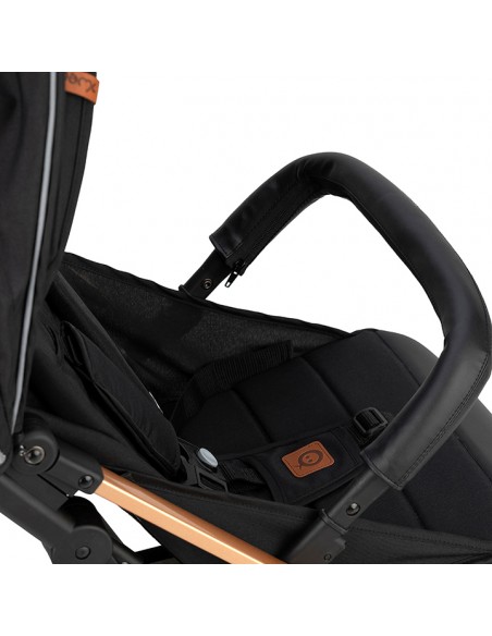 Sportovní kočárek MoMi ESTELLE černý se zlatým rámem