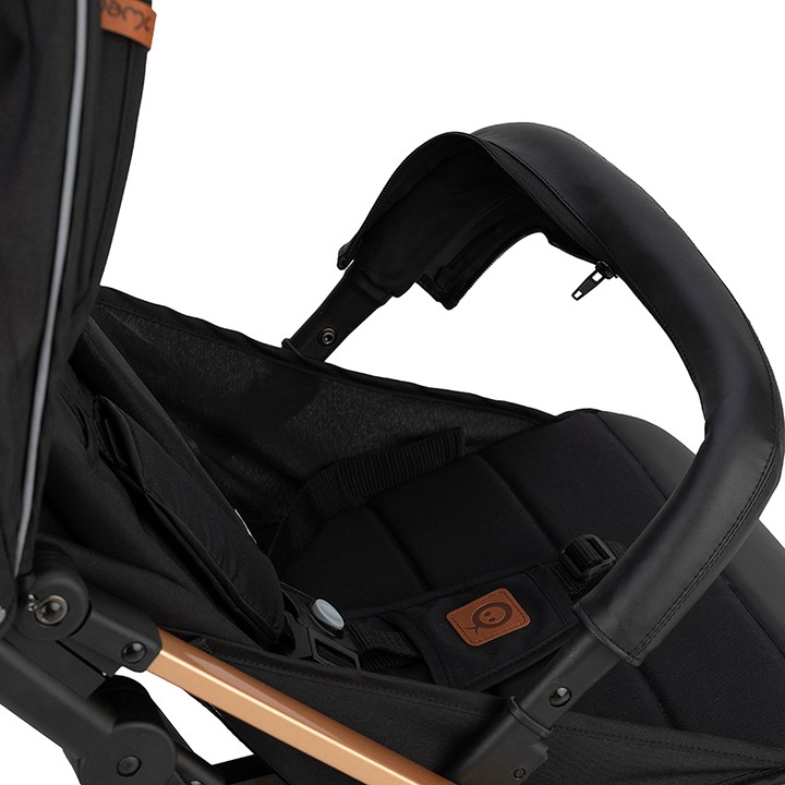 Sportovní kočárek MoMi ESTELLE černý se zlatým rámem